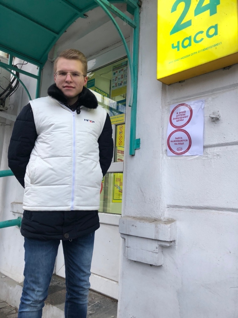 Тверские активисты облепили наклейками «жадные» аптеки