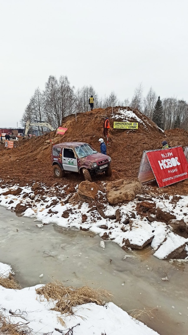 В Твери перевернулась машина на соревнованиях по джип-триалу