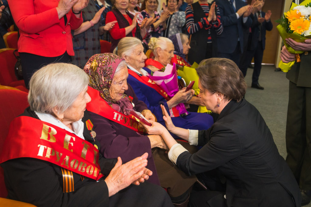 В Тверской области началось вручение юбилейных медалей В Тверской области началось вручение юбилейных медалей