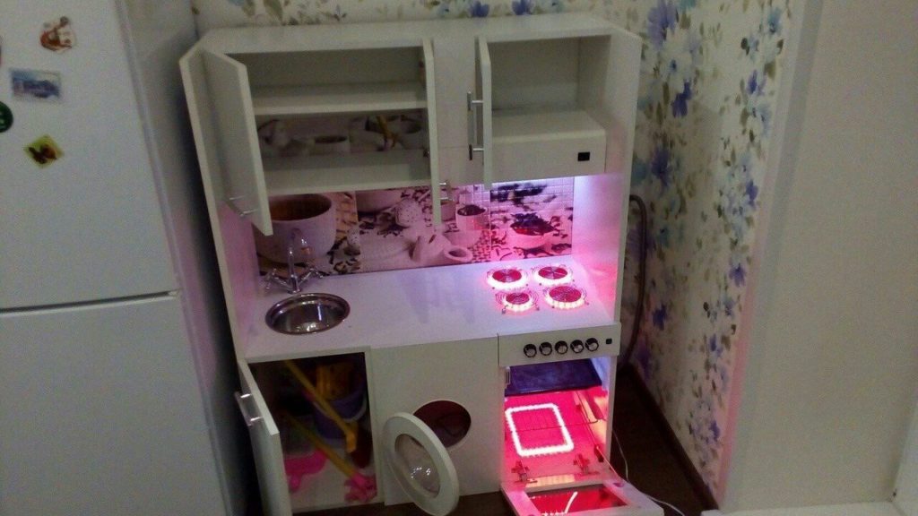 Папа сделал для любимой дочки игрушечную кухню Папа сделал для любимой дочки игрушечную кухню