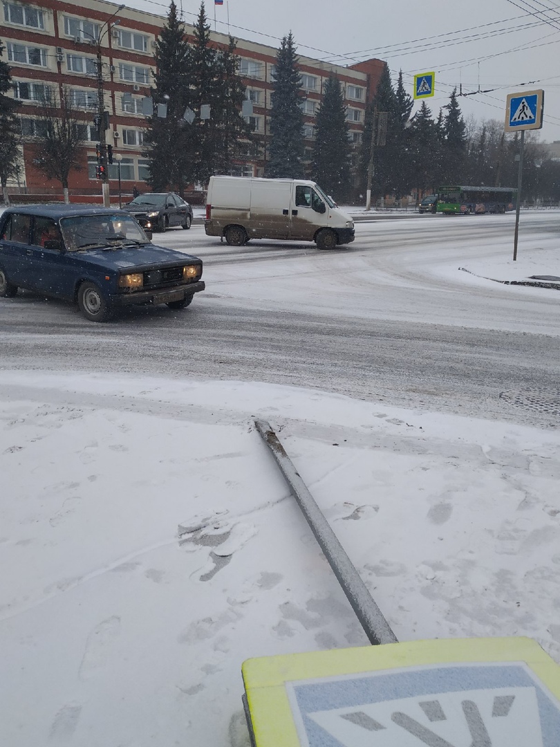 На пересечении улиц в Твери упал знак пешеходного перехода