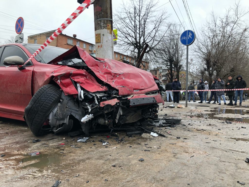 Два автомобиля врезались в группу пешеходов на тротуаре в Твери