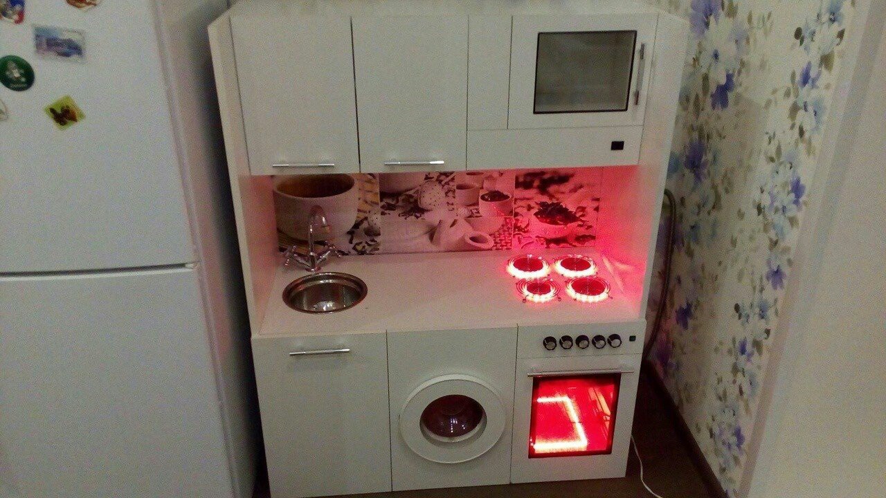 Папа сделал для любимой дочки игрушечную кухню