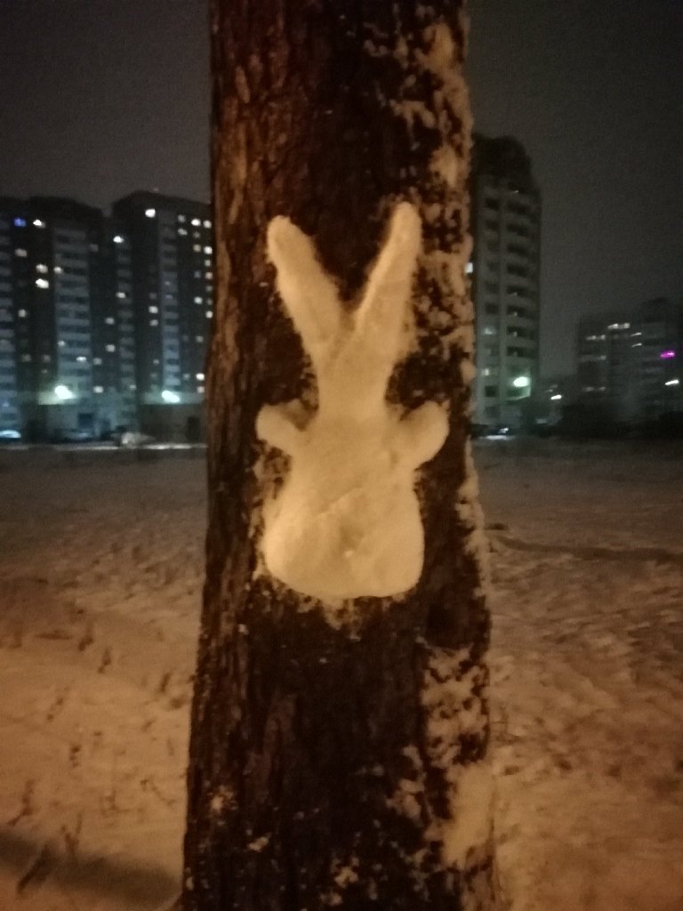 В Твери появились снежные звери, которые обнимают деревья