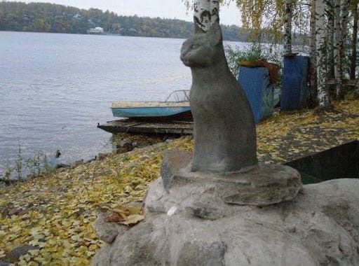 У бронзового тверского рыбака в Дубне появился снежный кот-побратим