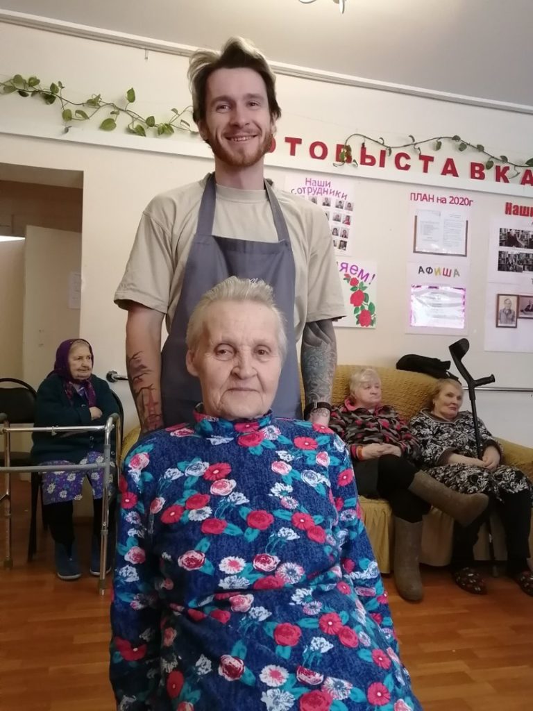 Тверские парикмахеры подарили сельскому дому-интернату красоту