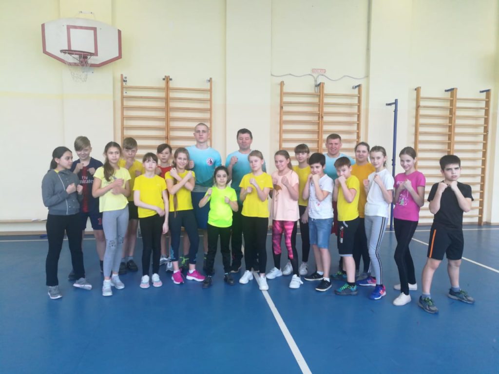 Открытый урок по боксу и кикбоксингу прошел в тверской школе Открытый урок по боксу и кикбоксингу прошел в тверской школе