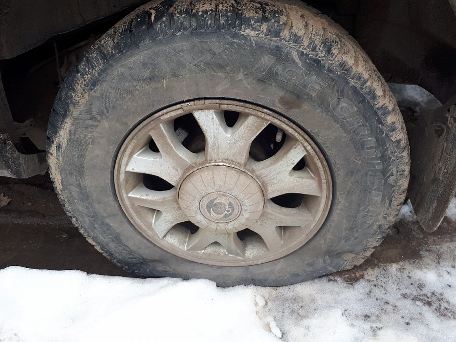 В Твери ночью неизвестные прокололи шины у пяти машин