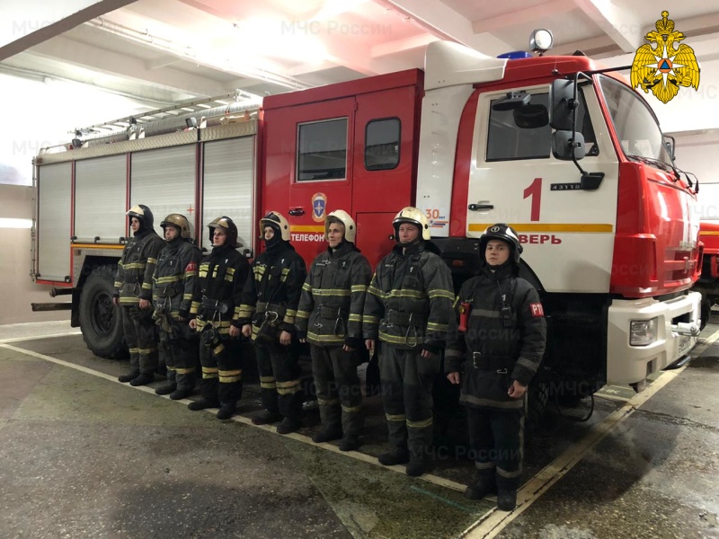 В Твери пожарные спасли мужчину из огня В Твери пожарные спасли мужчину из огня
