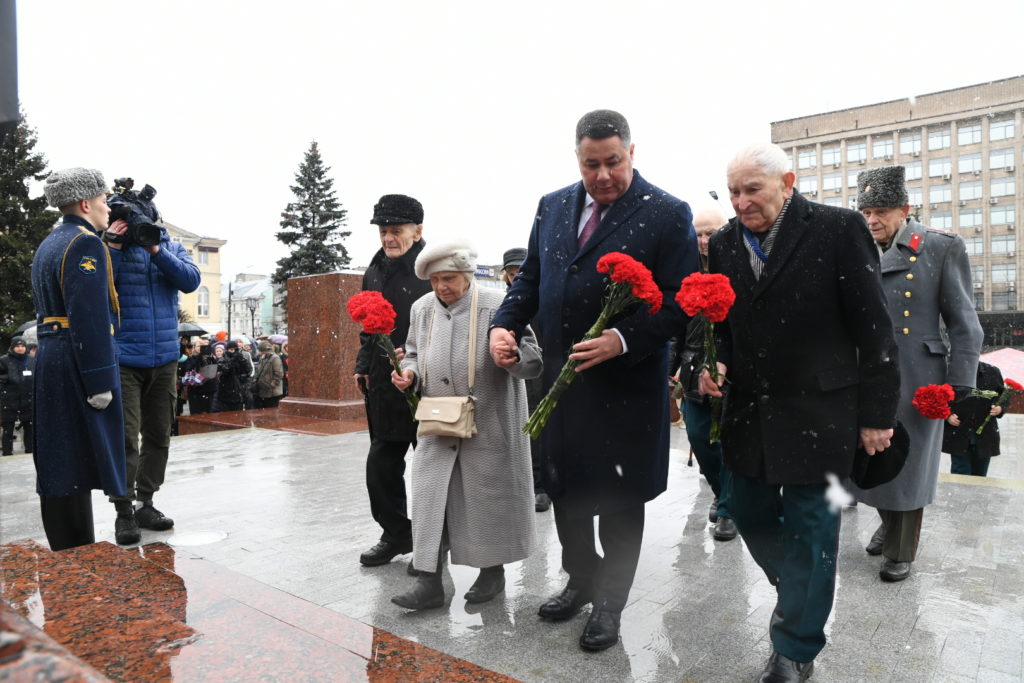Игорь Руденя возложил цветы к стеле «Город воинской славы» в Твери Игорь Руденя возложил цветы к стеле «Город воинской славы» в Твери