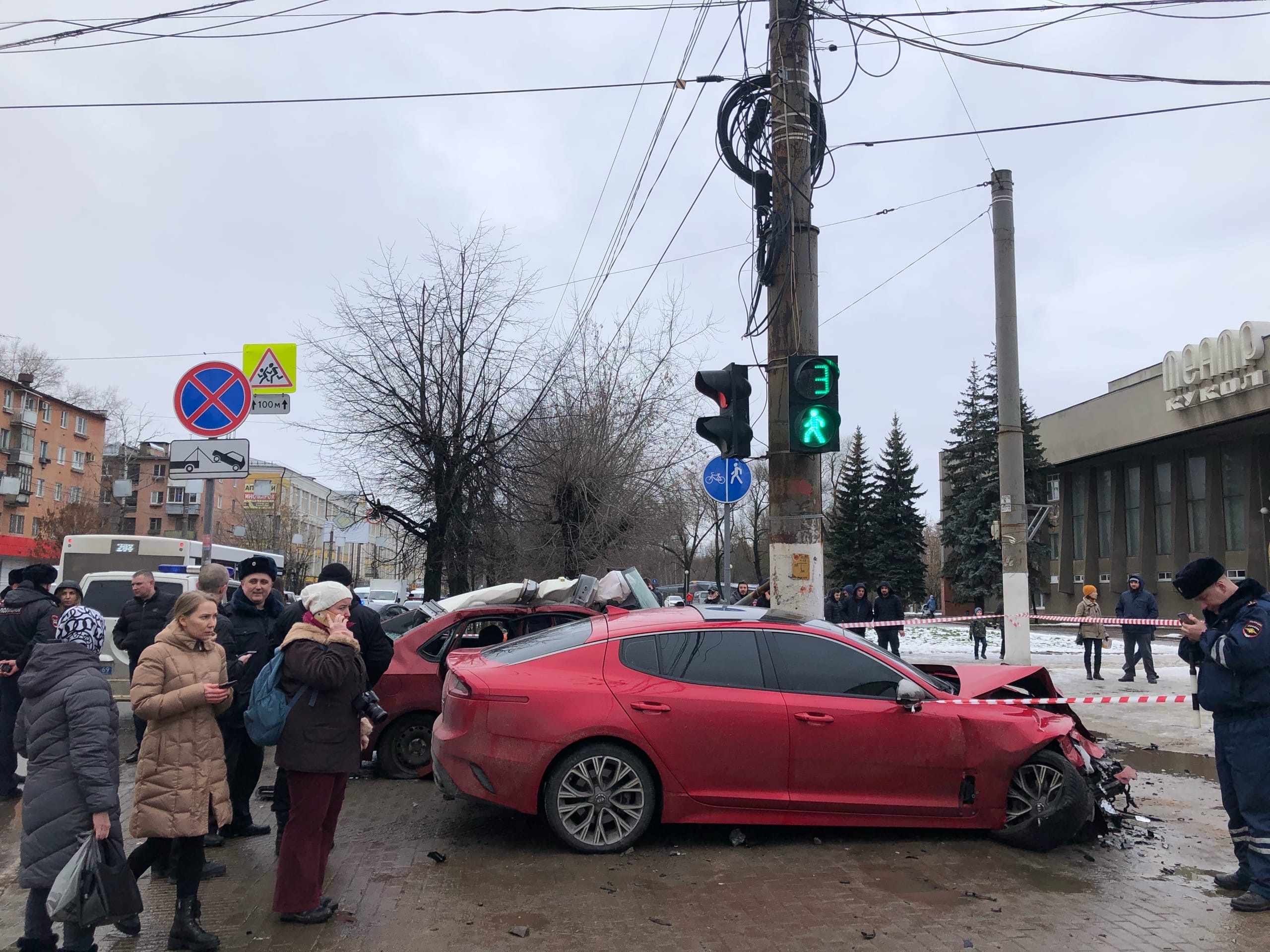 Два автомобиля врезались в группу пешеходов на тротуаре в Твери Два автомобиля врезались в группу пешеходов на тротуаре в Твери