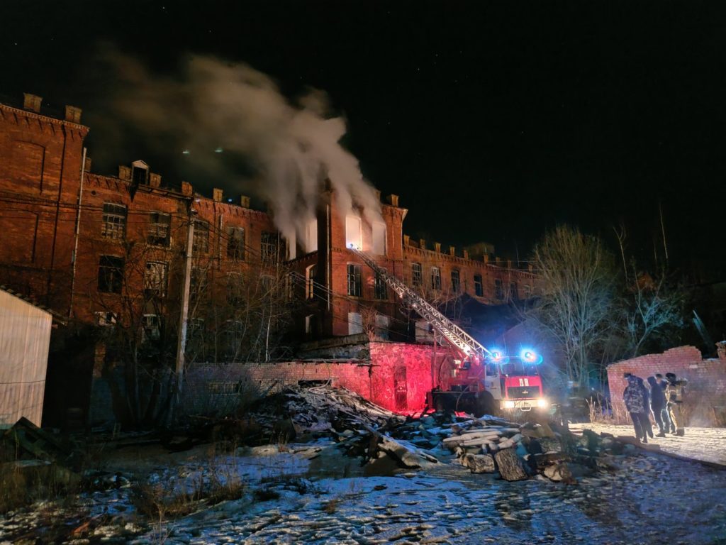 В Тверской области загорелась историческая мануфактура В Тверской области загорелась историческая мануфактура