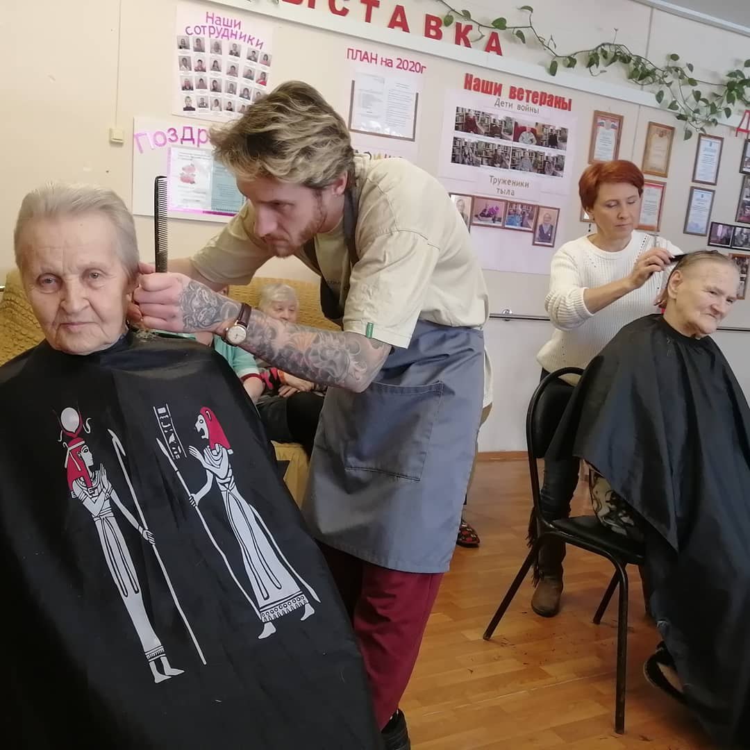Тверские парикмахеры подарили сельскому дому-интернату красоту