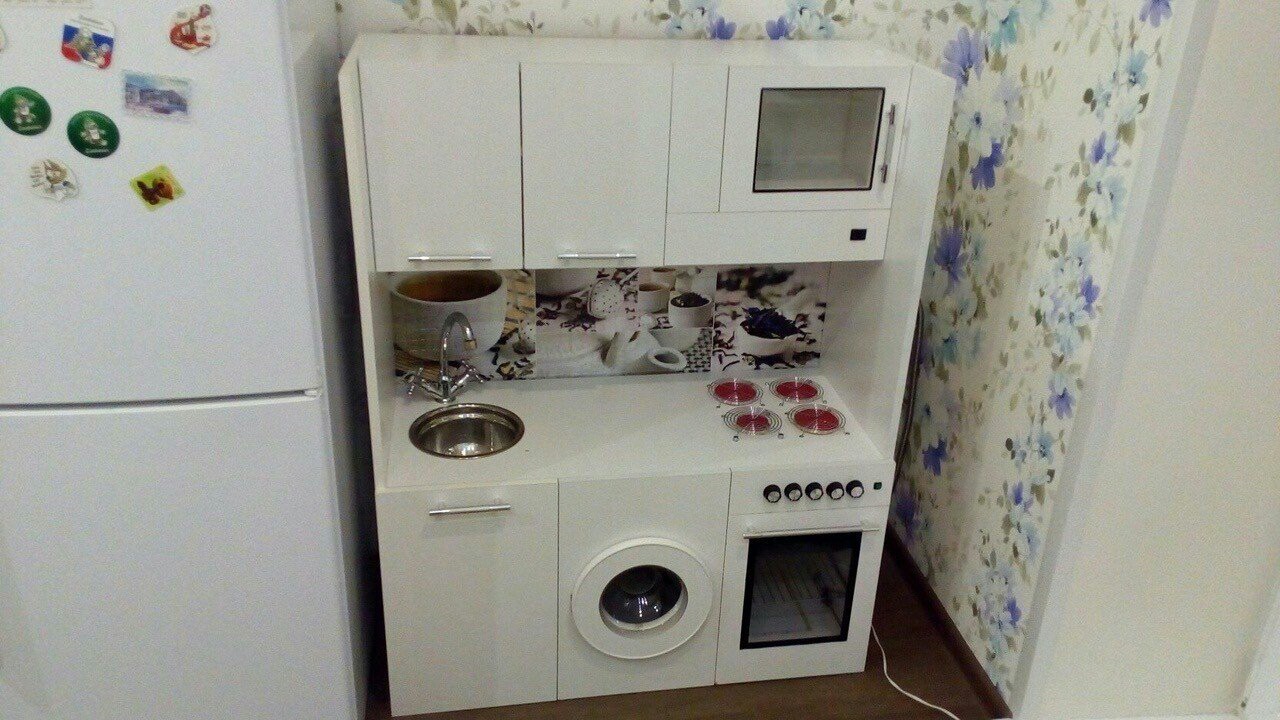 Папа сделал для любимой дочки игрушечную кухню