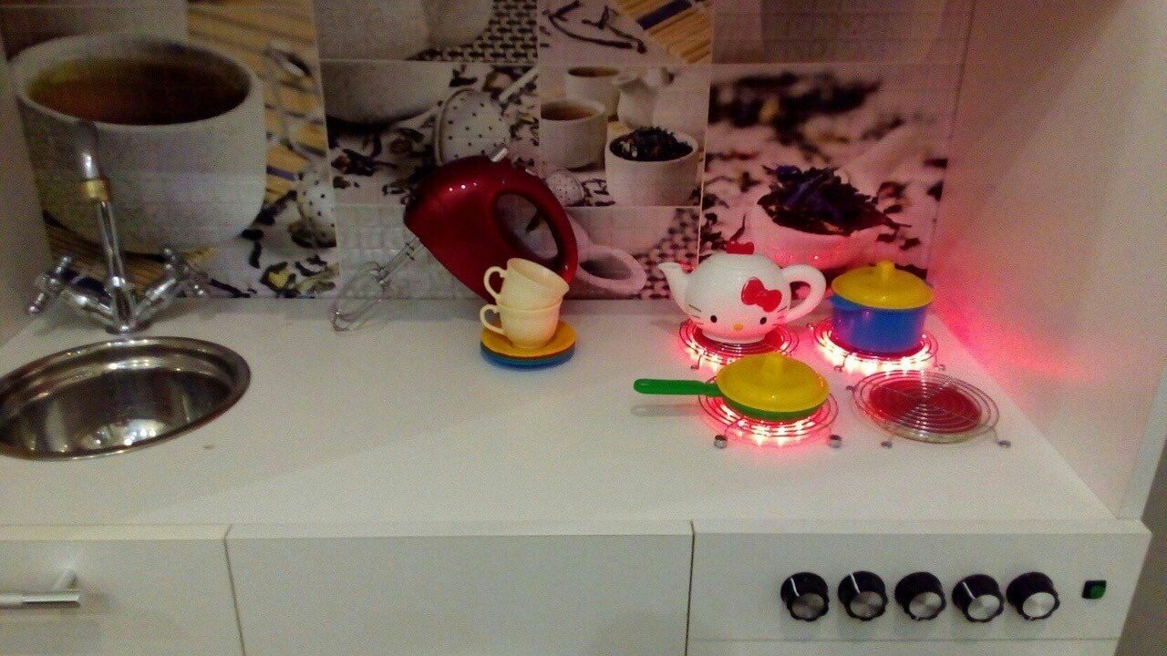 Папа сделал для любимой дочки игрушечную кухню