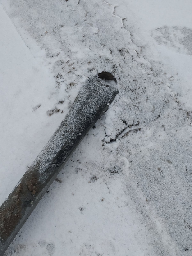 На пересечении улиц в Твери упал знак пешеходного перехода