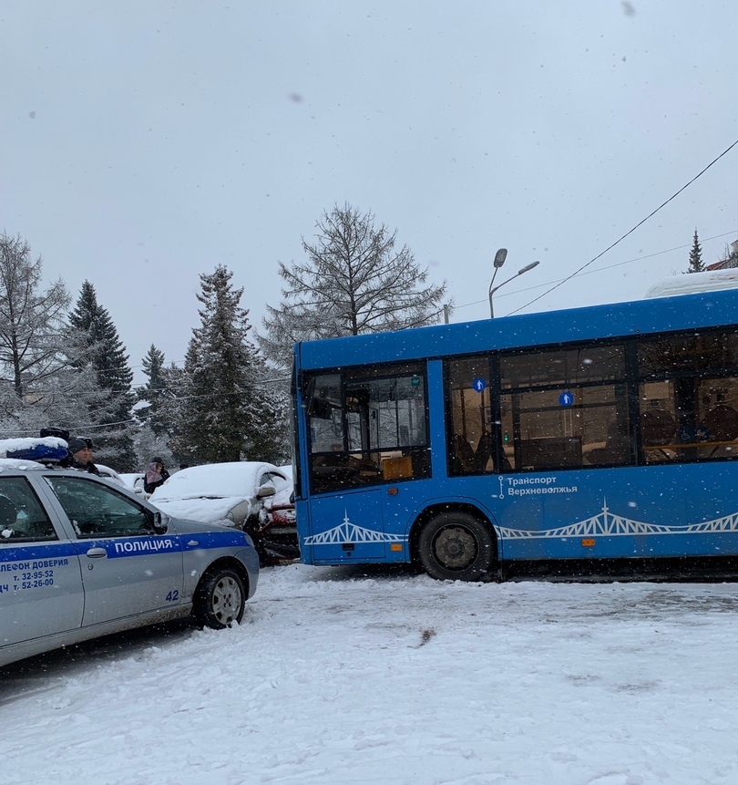 Автобус врезался в припаркованные машины на площади Мира в Твери Автобус врезался в припаркованные машины на площади Мира в Твери