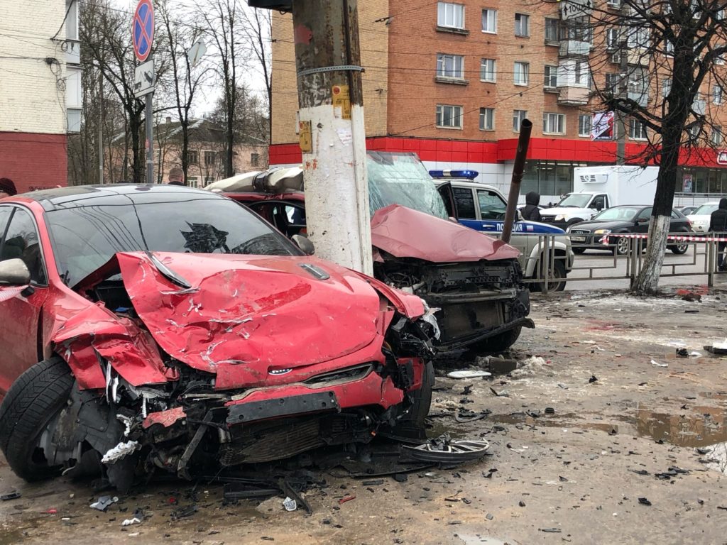Два автомобиля врезались в группу пешеходов на тротуаре в Твери