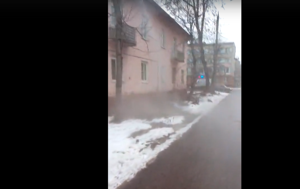 Житель Твери попал под горячий душ прямо на улице и снял видео Житель Твери попал под горячий душ прямо на улице и снял видео