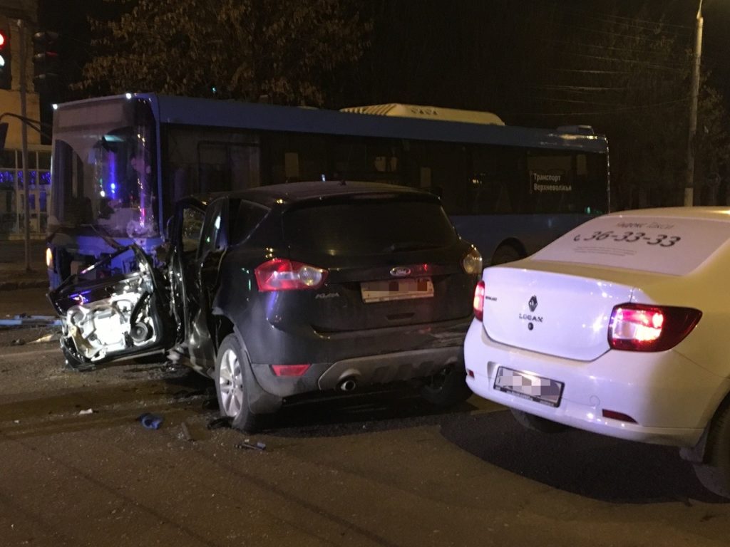 Ночью в Твери легковушка столкнулась с синим автобусом Ночью в Твери легковушка столкнулась с синим автобусом