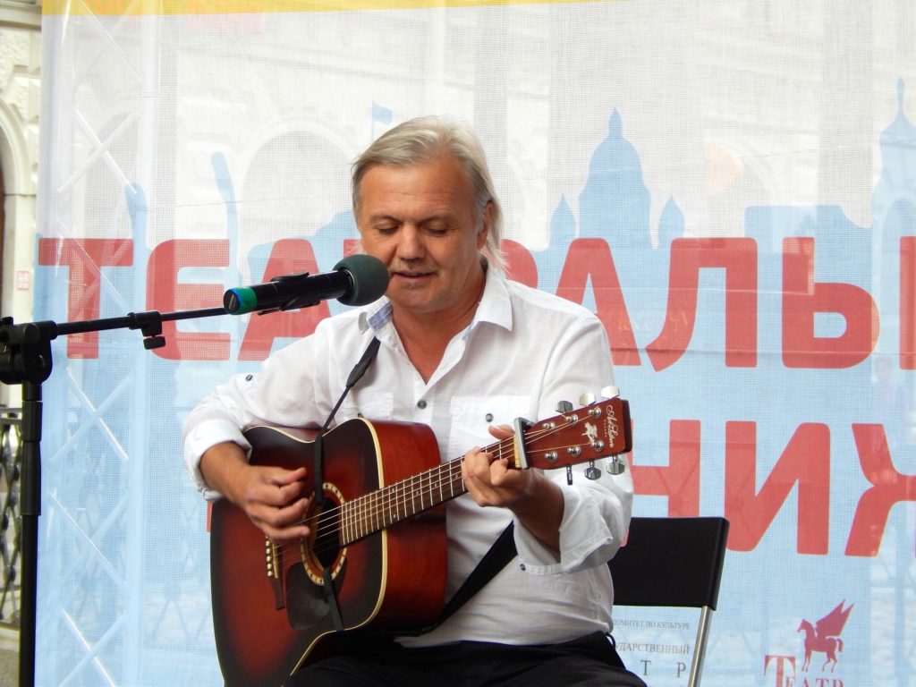 Композитор из Санкт-Петербурга сыграет на гитаре в Твери