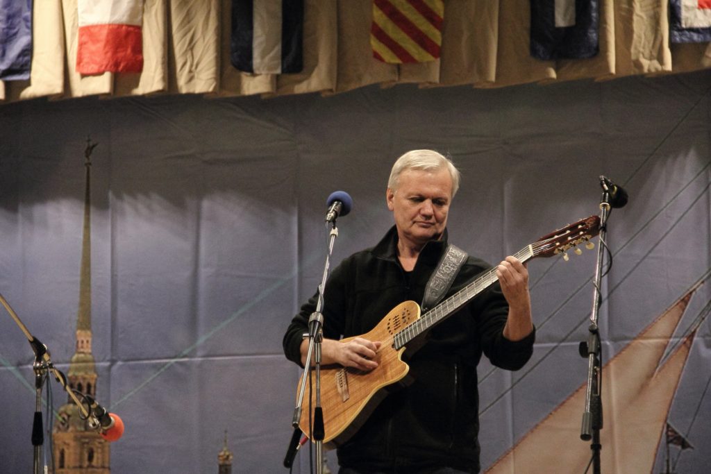 Композитор из Санкт-Петербурга сыграет на гитаре в Твери