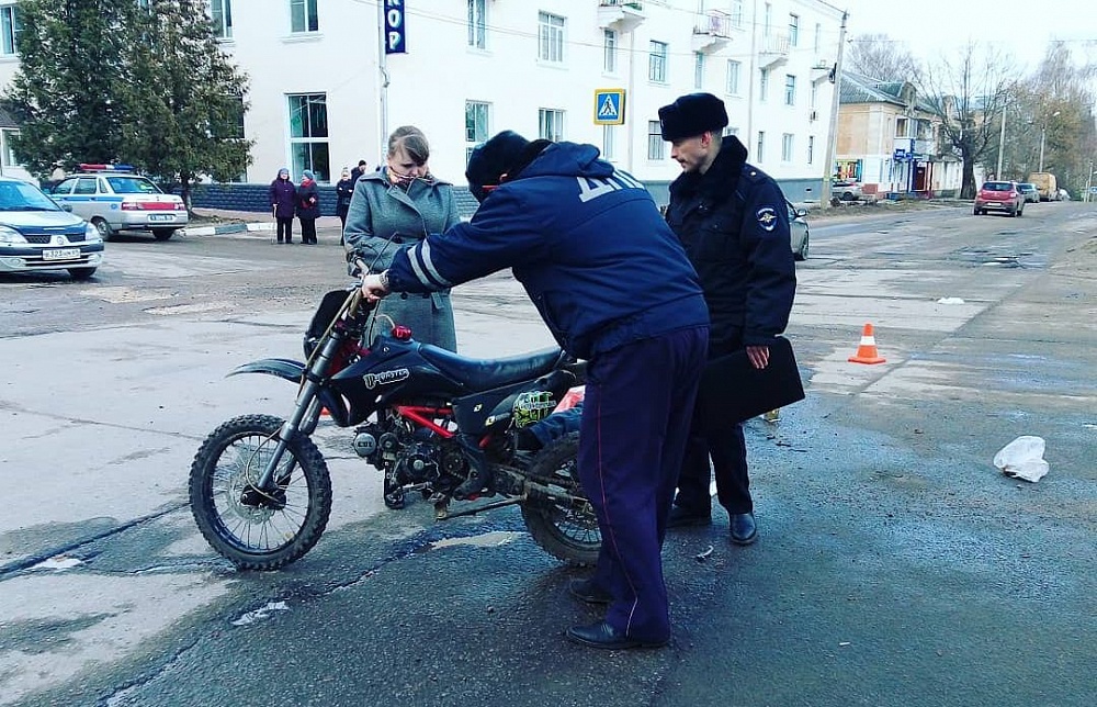 В Тверской области в столкновении с грузовиком погиб мотоциклист В Тверской области в столкновении с грузовиком погиб мотоциклист