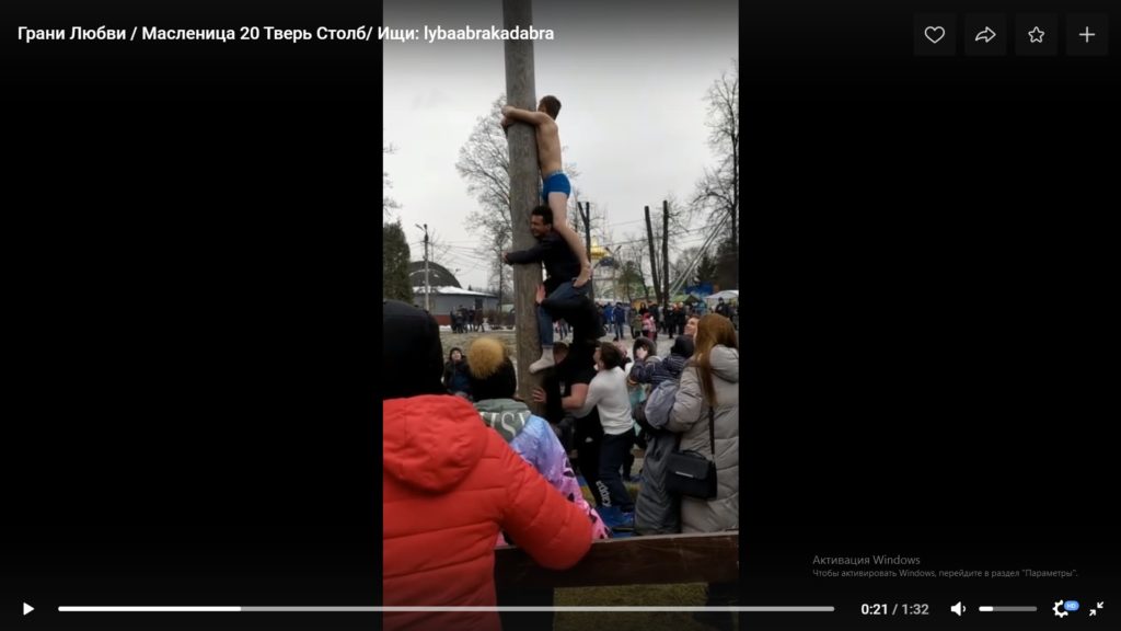 Парни устроили коллективный штурм столба с подарками в Твери