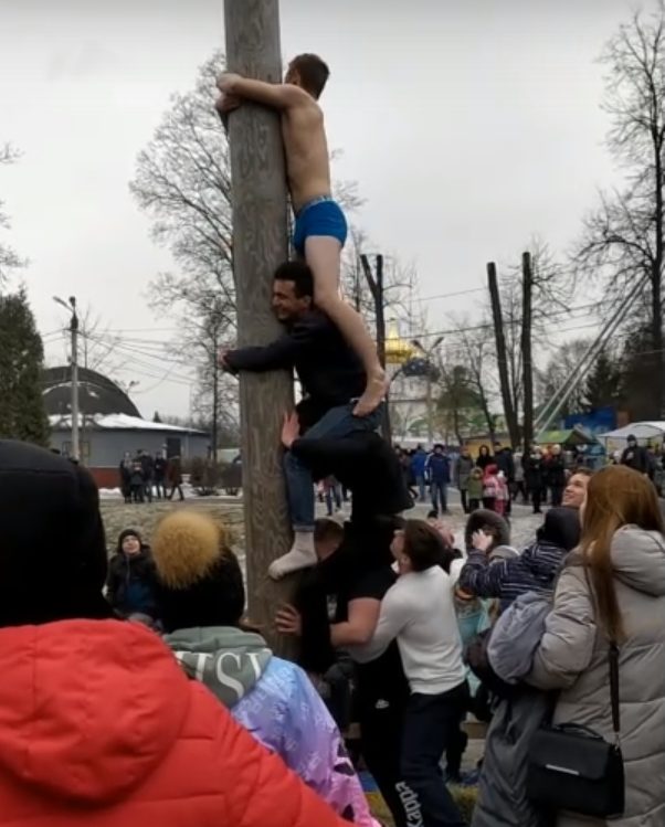 Парни устроили коллективный штурм столба с подарками в Твери Парни устроили коллективный штурм столба с подарками в Твери
