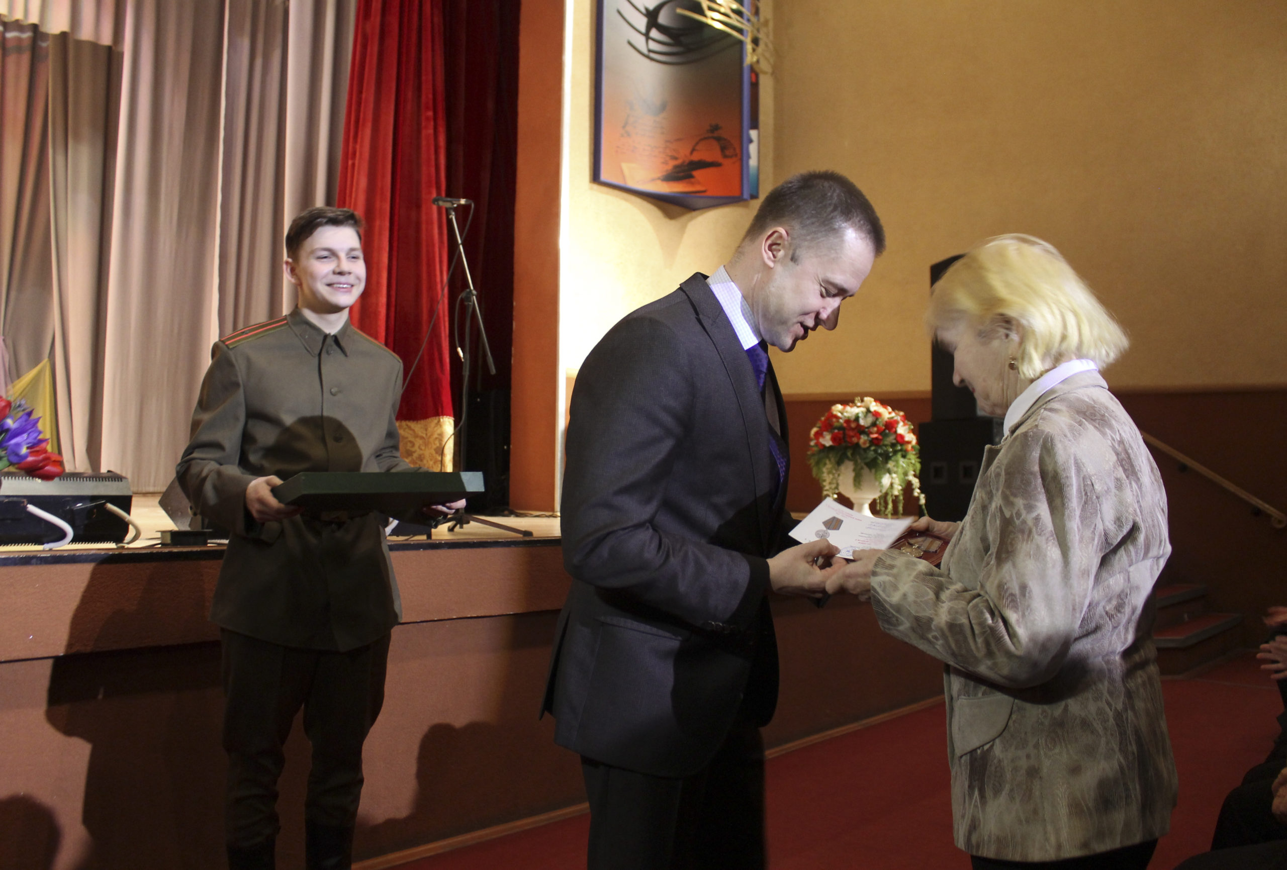 К 8 марта женщинам-ветеранам вручили медали в Твери