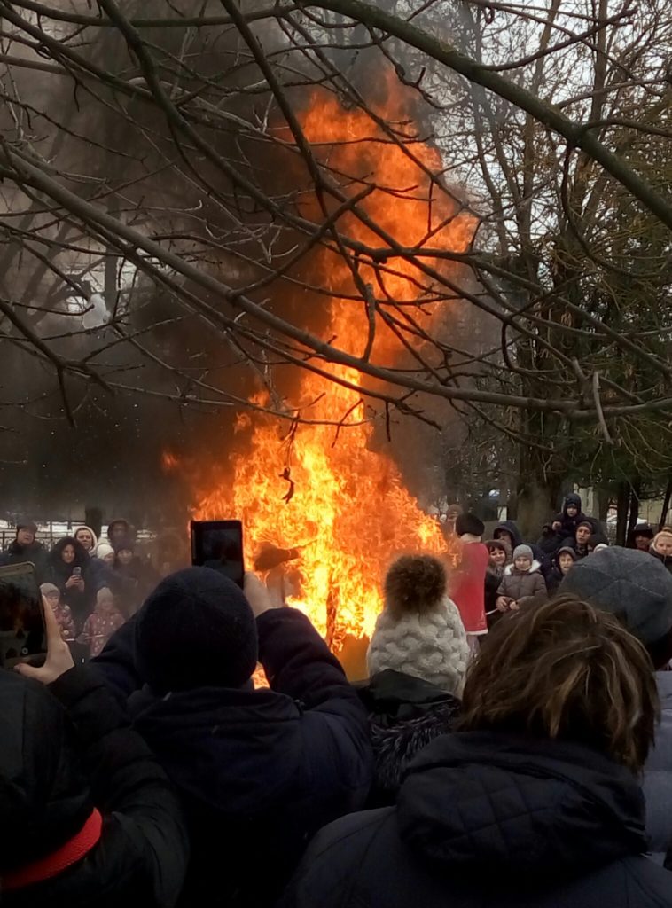 В Тверской области начали сжигать чучела Масленицы В Тверской области начали сжигать чучела Масленицы