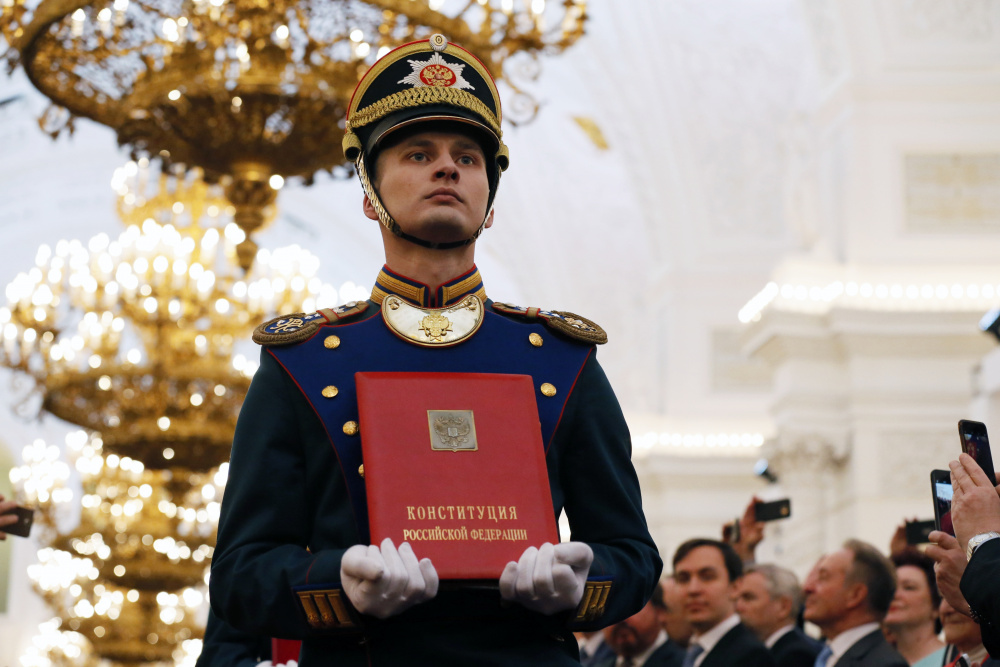 Не боги ее написали - можно поправить: Почему назрели изменения в Основной закон страны Не боги ее написали - можно поправить: Почему назрели изменения в Основной закон страны