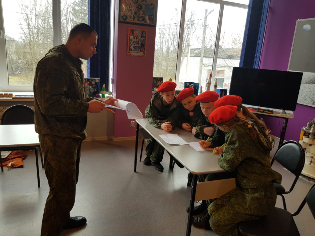 В Торопце юнармейцы ходили строем и собирали автомат Калашникова В Торопце юнармейцы ходили строем и собирали автомат Калашникова