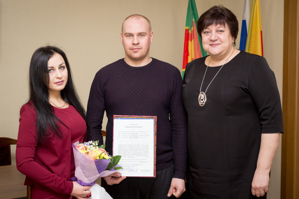 В Лихославльском районе 11 молодых семей получили свидетельства на соцвыплаты