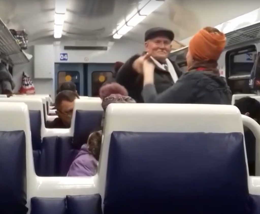 Пожилая пара в электричке "Москва-Тверь" кружилась в романтическом танце под гитару Пожилая пара в электричке "Москва-Тверь" кружилась в романтическом танце под гитару