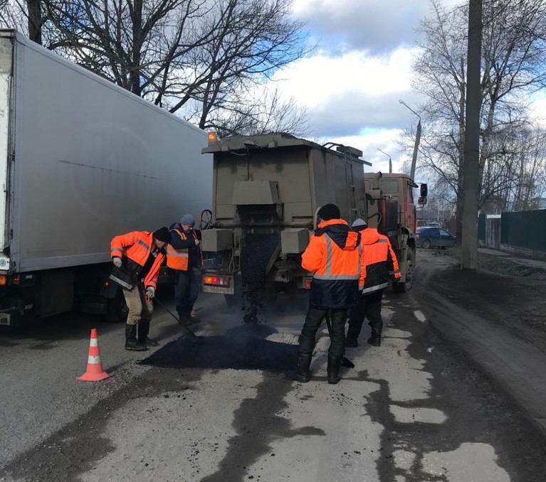 В Твери продолжают устранять повреждения на дорогах В Твери продолжают устранять повреждения на дорогах