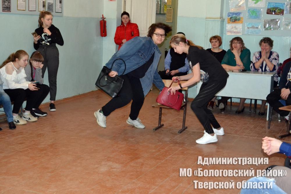 Школьницы прошли курс молодой хозяюшки в «Бологое-2»