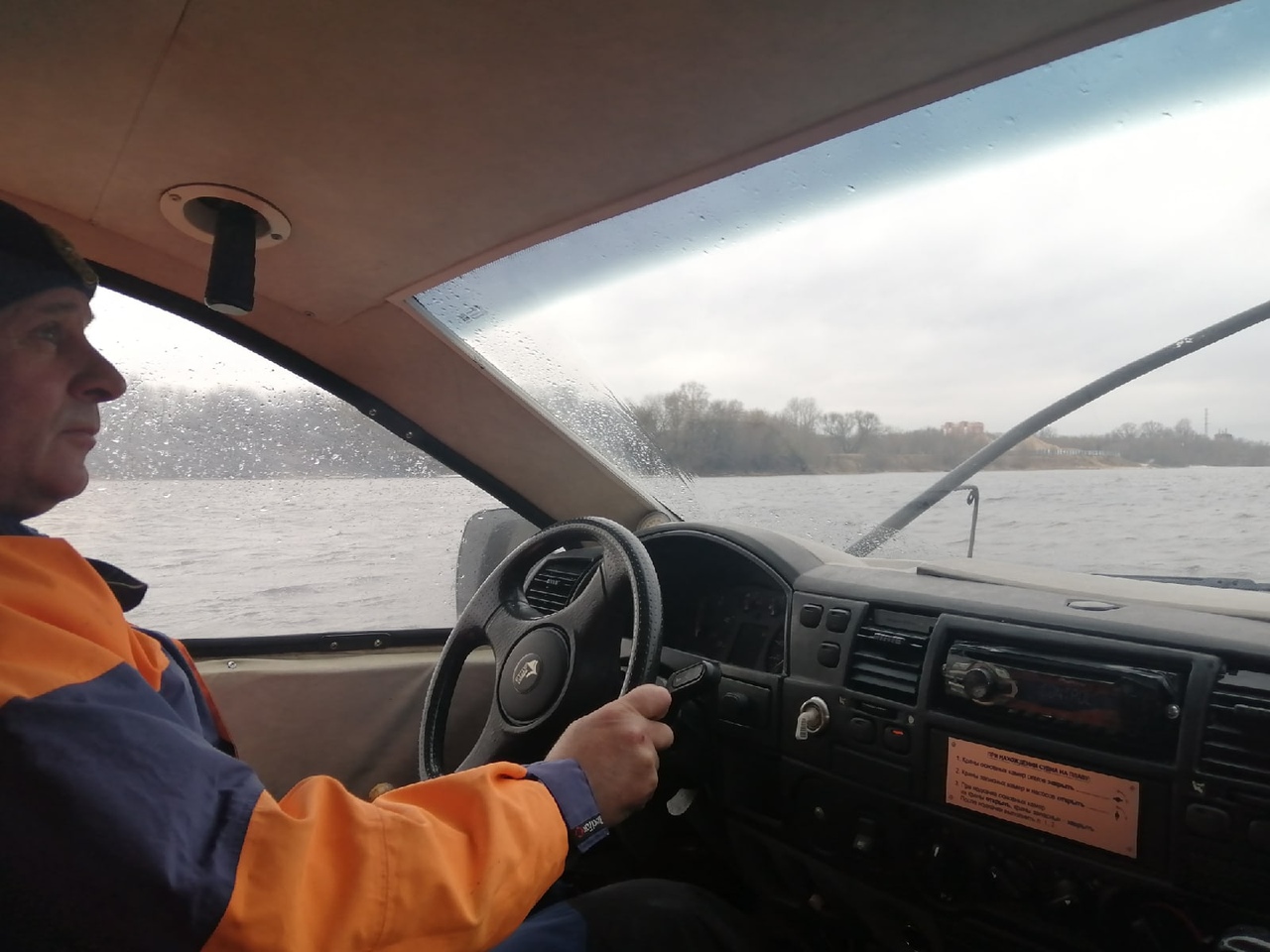 Сотрудники МЧС искали в Твери отчаянных рыбаков и беспечных детей