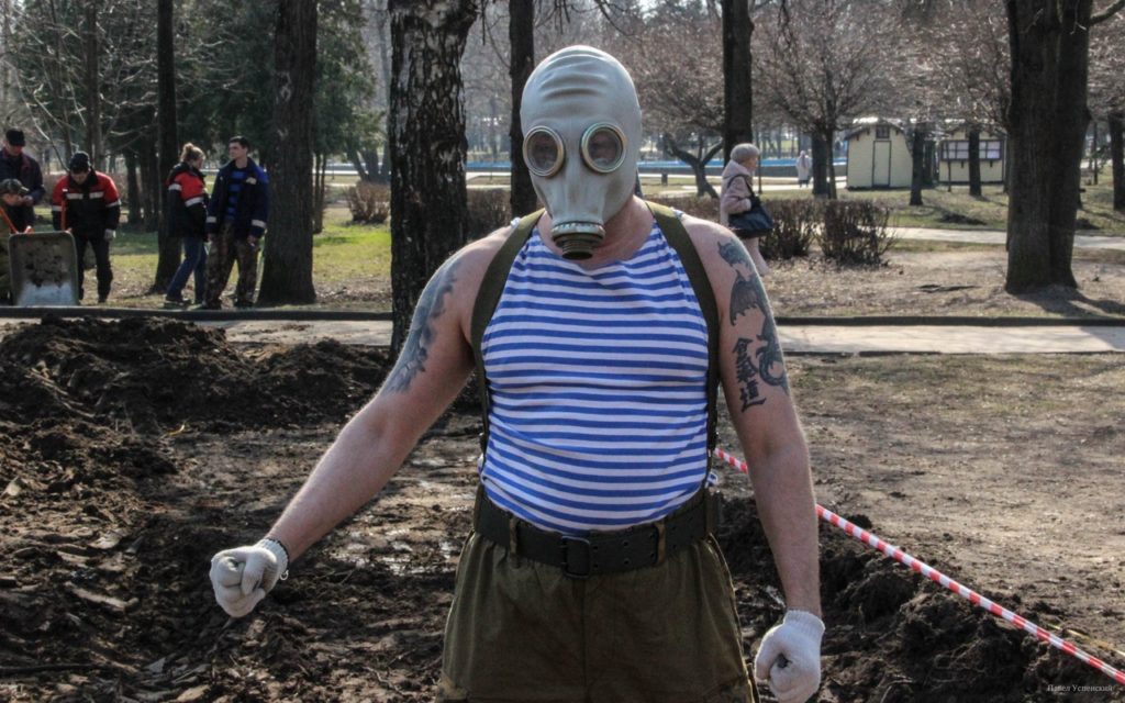 В Твери десантники провели строительный субботник, посвященный детям