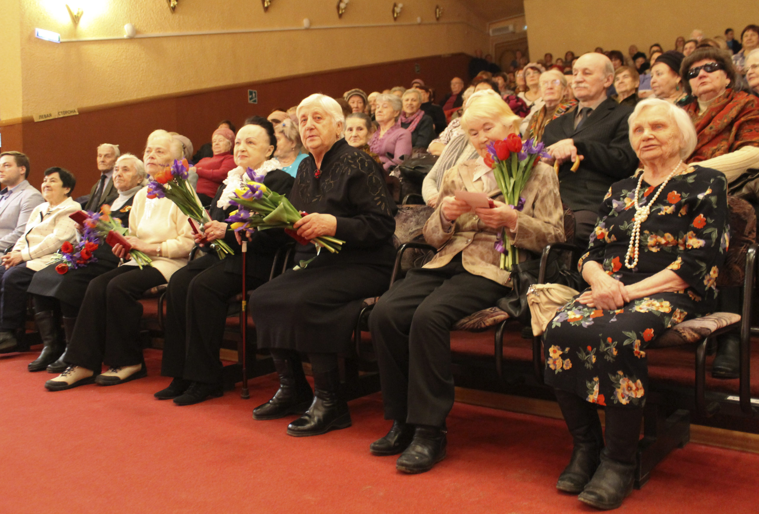 К 8 марта женщинам-ветеранам вручили медали в Твери