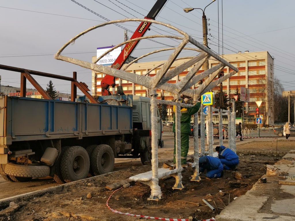 На Привокзальной площади в Твери монтируют новую остановку На Привокзальной площади в Твери монтируют новую остановку