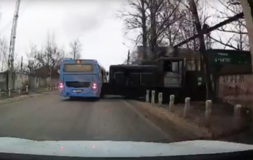 Тепловоз протаранил неосторожный автобус в Твери Тепловоз протаранил неосторожный автобус в Твери