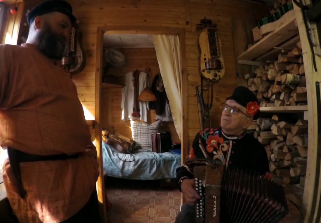 Гармонист из Твери поддержал соотечественников частушками