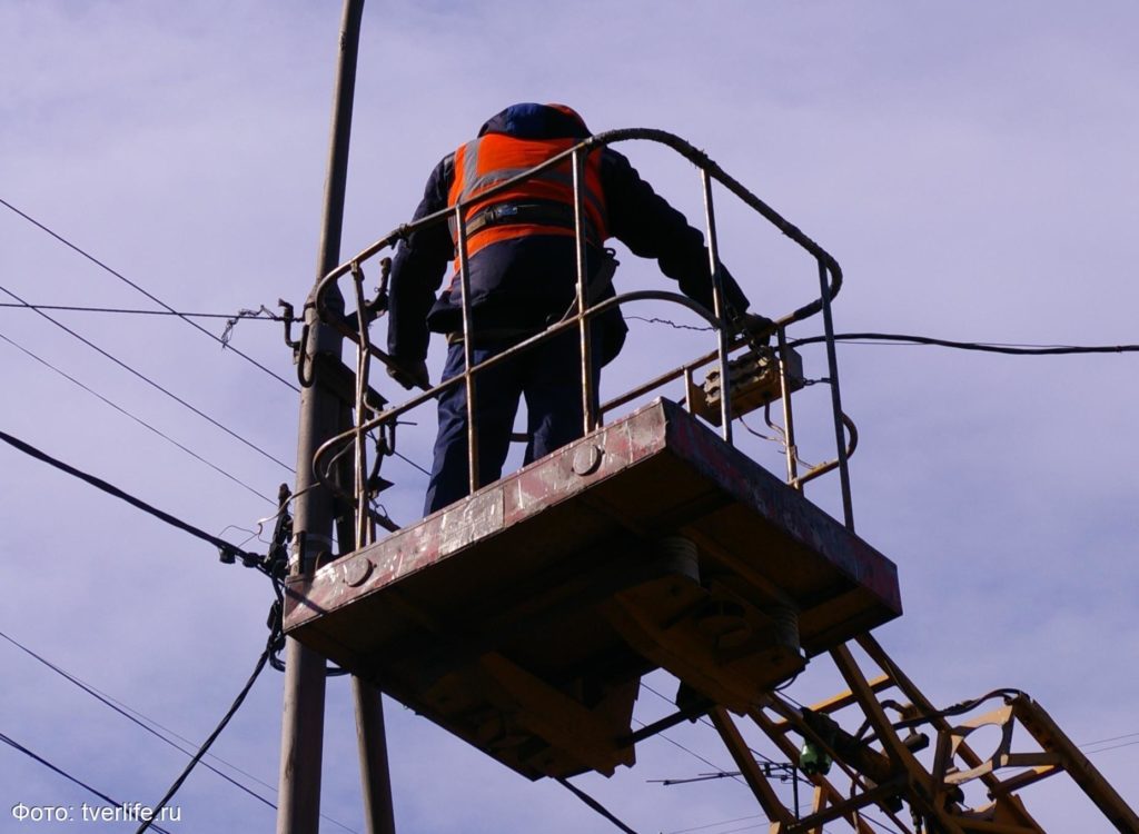 Тверские энергетики ликвидируют последствия шквалистого ветра