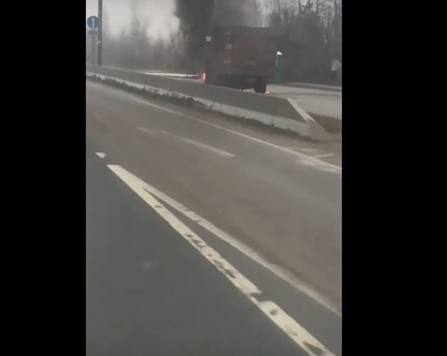 Горящий на трассе М-10 в Тверской области грузовик попал на видео Горящий на трассе М-10 в Тверской области грузовик попал на видео