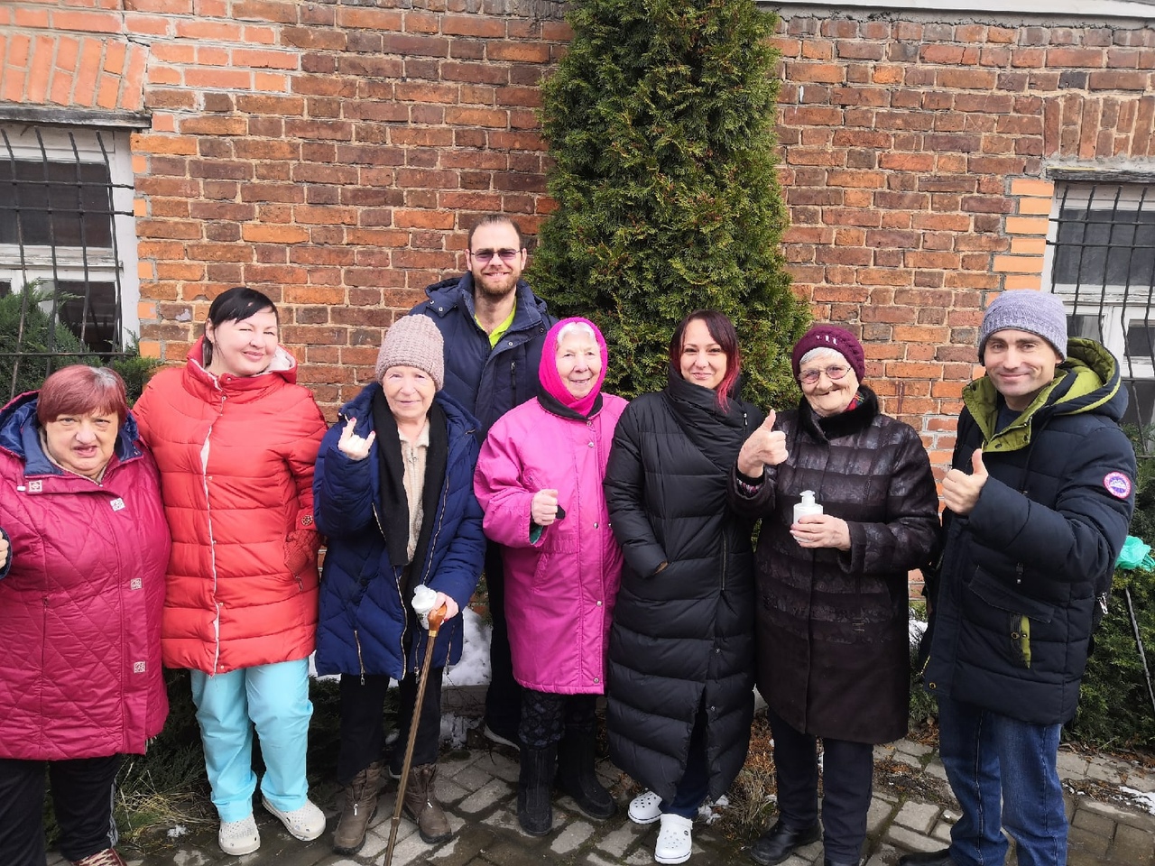 Тверским пенсионерам сделали бесплатный маникюр к 8 марту