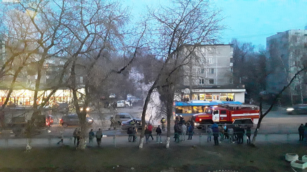 Горящий на дороге автомобиль напугал жителей Твери