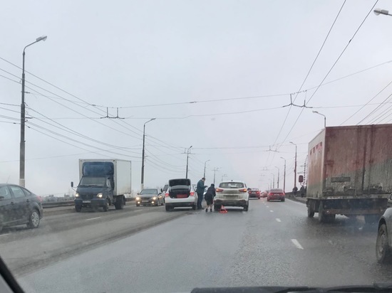 Авария на мосту собрала пробку в "Южном" в Твери Авария на мосту собрала пробку в "Южном" в Твери