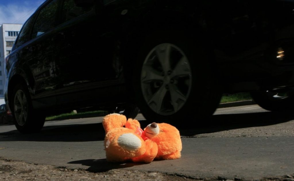 Девочка попала под колеса автомобиля в Твери Девочка попала под колеса автомобиля в Твери