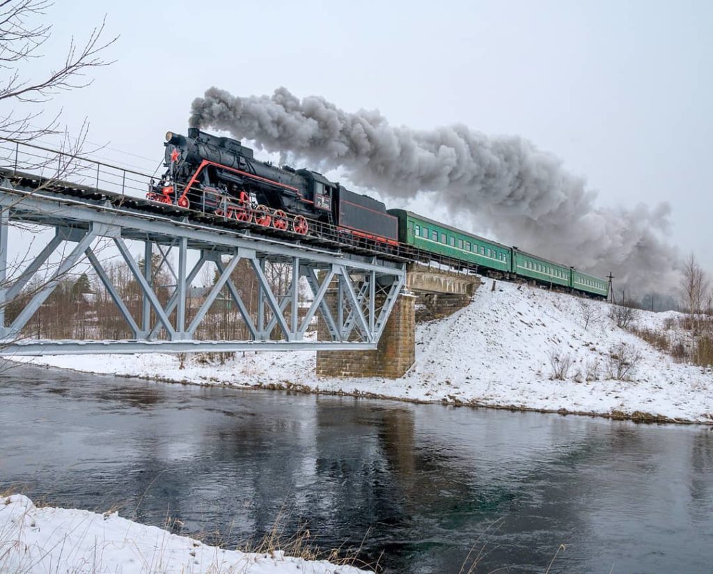 Исторический паровоз был снят на видео в Тверской области во всей своей паровой красе Исторический паровоз был снят на видео в Тверской области во всей своей паровой красе